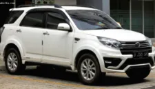 Daihatsu Terios 2016 menjadi pilihan SUV bekas yang tangguh dengan kapasitas tujuh penumpang.