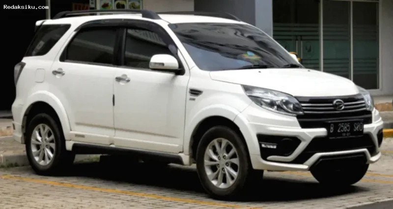 Harga Daihatsu Terios — Daihatsu Terios 2016 generasi terakhir dengan ban serep di pintu belakang yang terparkir di area terbuka.