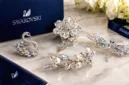 Bros Swarovski memberikan sentuhan kemewahan melalui kilauan kristal khasnya yang presisi.
