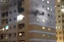 Kebakaran hebat melanda apartemen di Penjaringan, Jakarta Utara, akibat korsleting listrik pada Senin (21/9/2026).