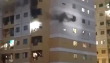 Kebakaran hebat melanda apartemen di Penjaringan, Jakarta Utara, akibat korsleting listrik pada Senin (21/9/2026).