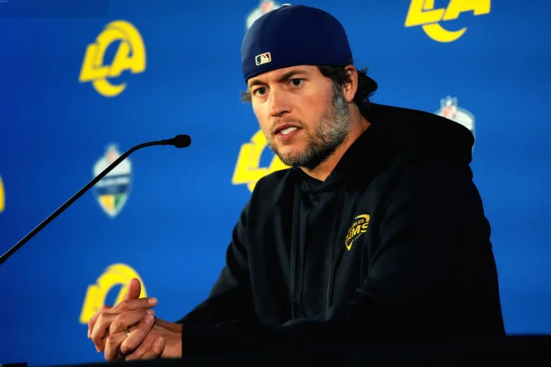 Asisten pelatih New York Giants Chad Hall berbincang dengan quarterback LA Rams Matthew Stafford