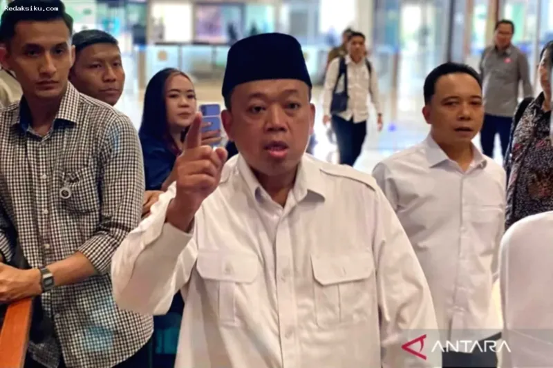 Mahfud MD mendesak Presiden Prabowo untuk menonaktifkan Menteri ATR/BPN Nusron Wahid terkait dugaan kasus korupsi.