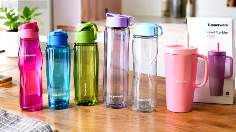 Deretan botol minum Tupperware berwarna-warni dengan desain praktis untuk aktivitas harian di atas meja.