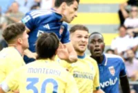 Pemain Como 1907 tertunduk usai menelan kekalahan perdana dari Frosinone di Liga Italia.