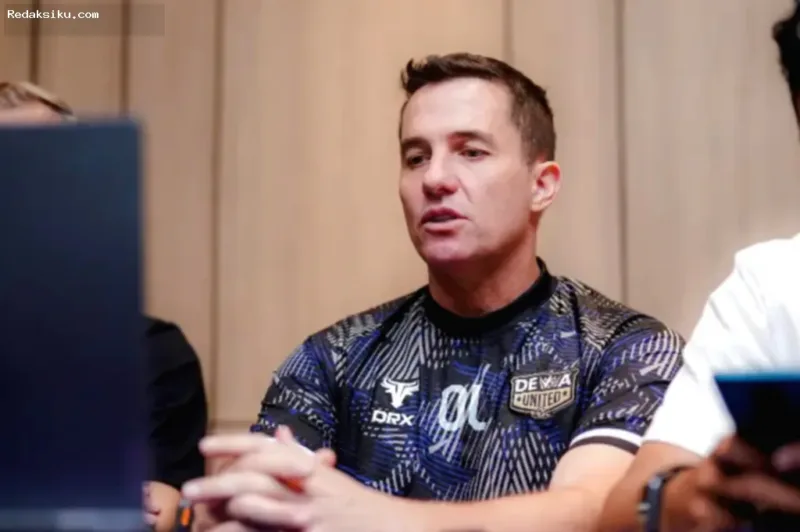 Pelatih Dewa United Osmar Loss memberikan instruksi di pinggir lapangan saat pertandingan Super League