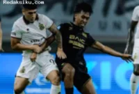Pelatih Dewa United, Osmar Loss, memberikan arahan kepada para pemain saat sesi latihan tim.