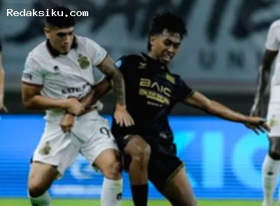 Pelatih Dewa United, Osmar Loss, memberikan arahan kepada para pemain saat sesi latihan tim.