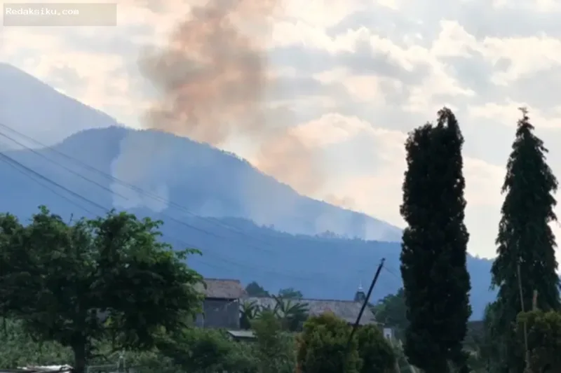 Kebakaran Gunung Lawu — Titik api baru di lereng Gunung Lawu Ngawi akibat sisa bara lama dan angin kencang