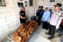Warga dan petugas mengevakuasi jenazah pria berusia 62 tahun yang ditemukan di Sungai Welang, Pasuruan.