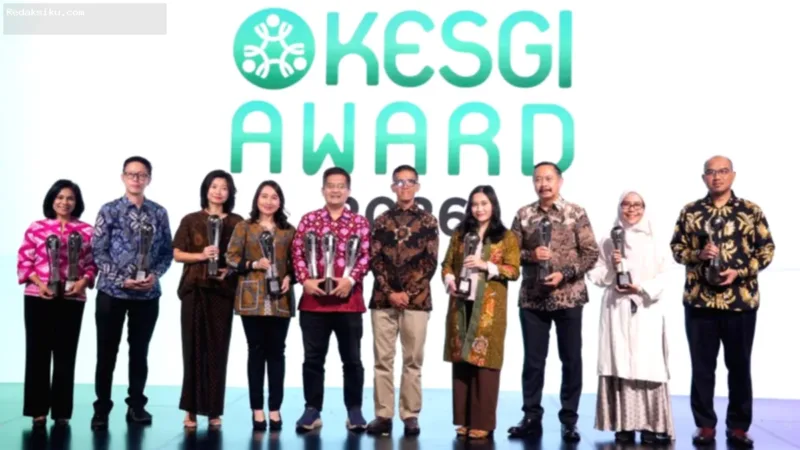 Perwakilan PT Bukit Asam Tbk menerima dua penghargaan dalam ajang Katadata ESG Insight Award 2026.