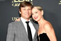 Suami Katherine LaNasa — Aktor Grant Show dan istrinya Katherine LaNasa, pasangan selebritas Hollywood yang menikah pada 2012.