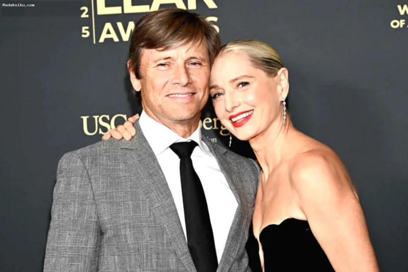 Suami Katherine LaNasa — Aktor Grant Show dan istrinya Katherine LaNasa, pasangan selebritas Hollywood yang menikah pada 2012.