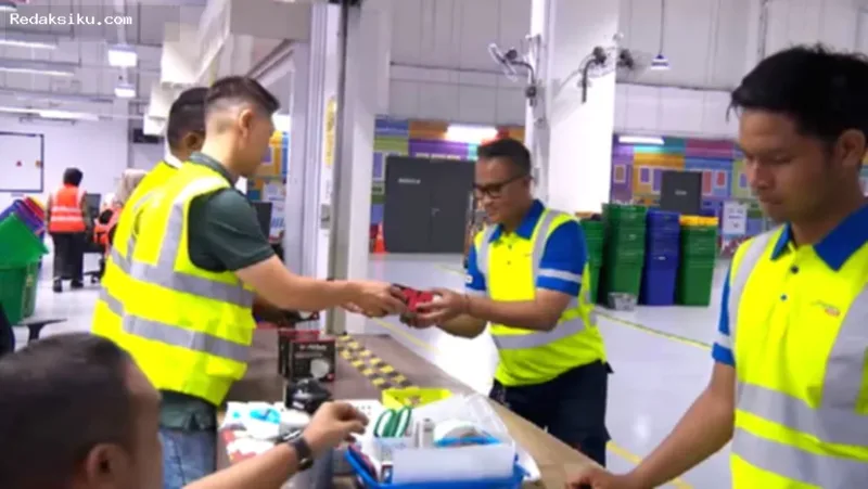 Karyawan SingPost menerima masker N95 untuk perlindungan dari kabut asap di Singapura