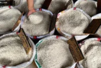 harga beras terus naik — Tumpukan karung beras di pasar tradisional di tengah isu kenaikan harga dan kelangkaan stok
