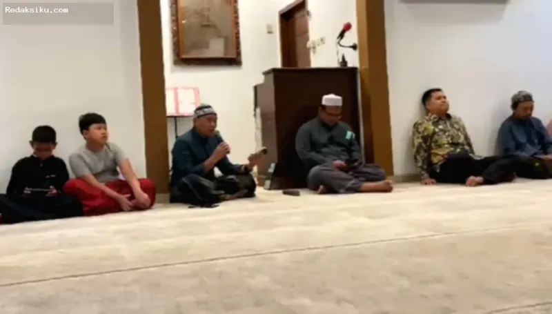 Warga dan jurnalis mengikuti doa bersama untuk Yudistiro Pranoto di Masjid Jami Al Wafa Depok.