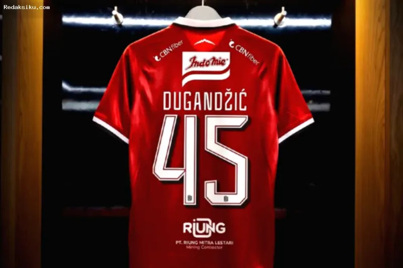 Marko Dugandzic berpose mengenakan jersey Bali United setelah resmi bergabung sebagai penyerang baru klub.