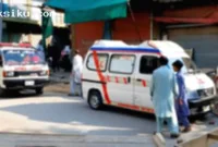Bom Mobil Hantam Masjid — Petugas penyelamat dan warga berkumpul di sekitar lokasi ledakan bom mobil di masjid kompleks kepolisian Pakistan.