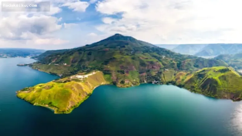 Panorama Danau Toba di Indonesia yang masuk lima besar destinasi favorit wisatawan Asia