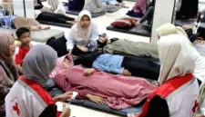 Kasus keracunan massal yang diduga dari program Makan Bergizi Gratis di Sidoarjo memicu kritik terkait lemahnya pengawasan.