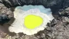 Ahli kebencanaan menjelaskan pola visual menyerupai telur ceplok di kawah Gunung Anak Krakatau merupakan hasil proses geokimia alami.
