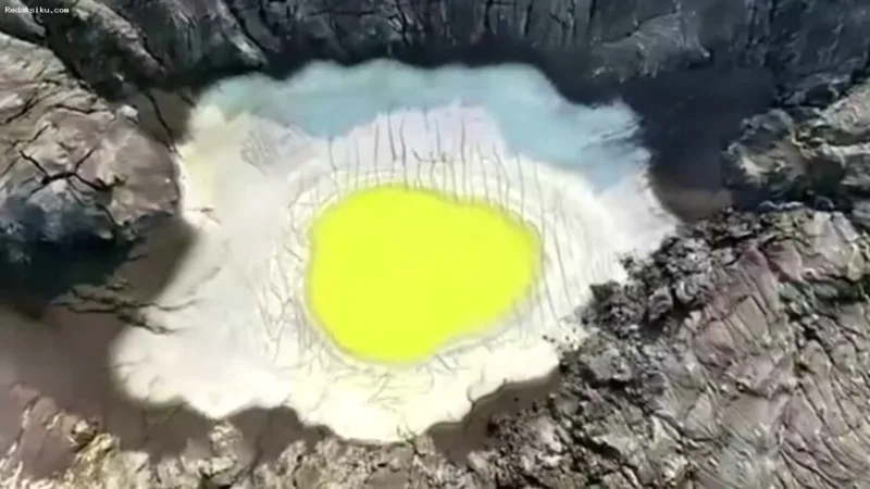 Kawah Gunung Anak Krakatau dengan formasi pola visual menyerupai telur ceplok pasca erupsi