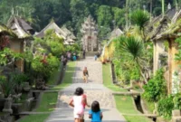 Alasan Wisatawan Kini — Pemandangan sawah hijau yang tenang dan asri di kawasan tersembunyi Bali yang jauh dari keramaian