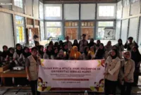 Mahasiswa KKN UNS memberikan pelatihan pembuatan sabun cuci piring dari minyak jelantah kepada warga Desa Pilangrejo, Demak.