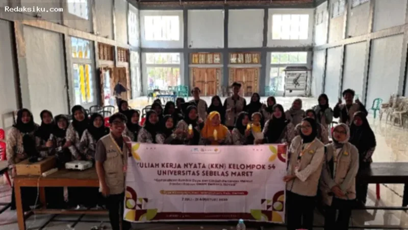 Mahasiswa KKN UNS memberikan pelatihan pembuatan sabun cuci piring dari minyak jelantah kepada warga Desa Pilangrejo, Demak.
