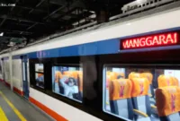 KA Bandara Dialihkan — Rangkaian kereta KRL Commuter Line melintas di jalur rel wilayah Jakarta