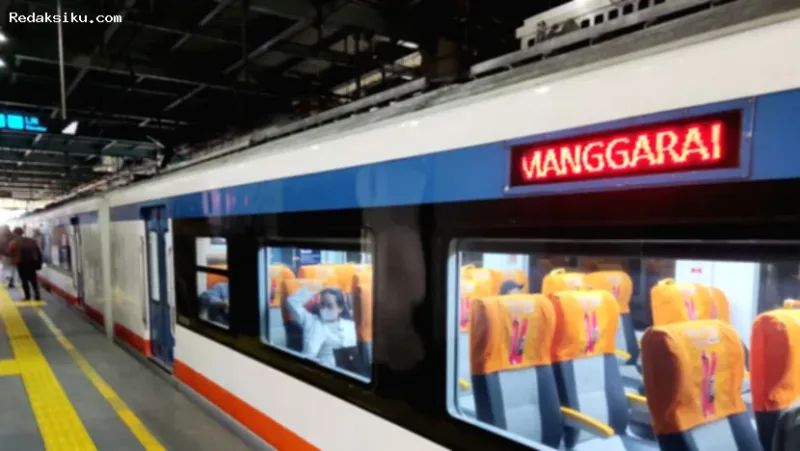 KA Bandara Dialihkan — Rangkaian kereta KRL Commuter Line melintas di jalur rel wilayah Jakarta