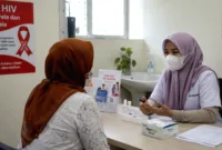skrining HIV — Petugas medis melakukan pemeriksaan kesehatan di laboratorium untuk deteksi dini HIV.