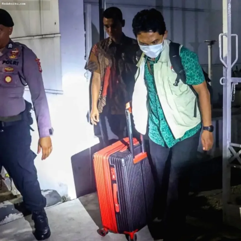 KPK Sita Dokumen — Penyidik KPK menggeledah rumah tersangka kasus korupsi BPN Lampri di Bekasi.