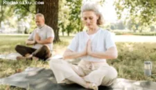 Praktik mindfulness sederhana secara konsisten dapat membantu mengembalikan ketenangan dan fokus di tengah rutinitas harian.