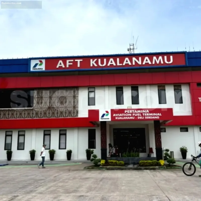 Stok Avtur AFT — Petugas di Aviation Fuel Terminal Kualanamu memeriksa fasilitas penyimpanan avtur.