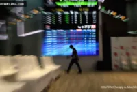 Prospek Saham MEDC — Ilustrasi pergerakan grafik saham emiten migas di tengah kenaikan harga minyak dunia