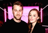 Phoebe Dynevor dan Cameron Fuller di acara karpet merah