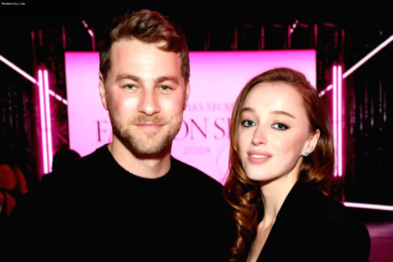 Phoebe Dynevor dan Cameron Fuller di acara karpet merah