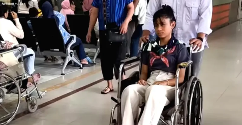 Febiona Purba, siswi korban keracunan MBG dari Karo, duduk di kursi roda saat menjalani perawatan di RSCM.