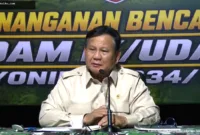 Presiden Prabowo Subianto mendengarkan laporan Satgas Penertiban Kawasan Hutan di Hambalang, Bogor.