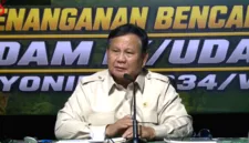 Presiden Prabowo Subianto menerima laporan khusus dari Satuan Tugas Penertiban Kawasan Hutan di Padepokan Garuda Yaksa, Bogor.