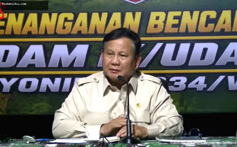 Presiden Prabowo Subianto mendengarkan laporan Satgas Penertiban Kawasan Hutan di Hambalang, Bogor.