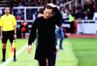 Persija Borneo — Pelatih Shin Tae-yong saat memimpin sesi latihan skuad Persija Jakarta jelang laga pembuka BRI Super League.