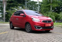 Mobil hatchback Mitsubishi Mirage Exceed 2016 tampak dari depan.