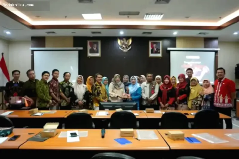 Perwakilan Dekranasda Bojonegoro dan Universitas Brawijaya saat melakukan pertemuan kerja sama pengembangan UMKM.