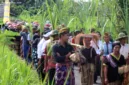 Puluhan warga Desa Kesik berkumpul menyiapkan ritual adat Nunas Nede untuk menjaga mata air.