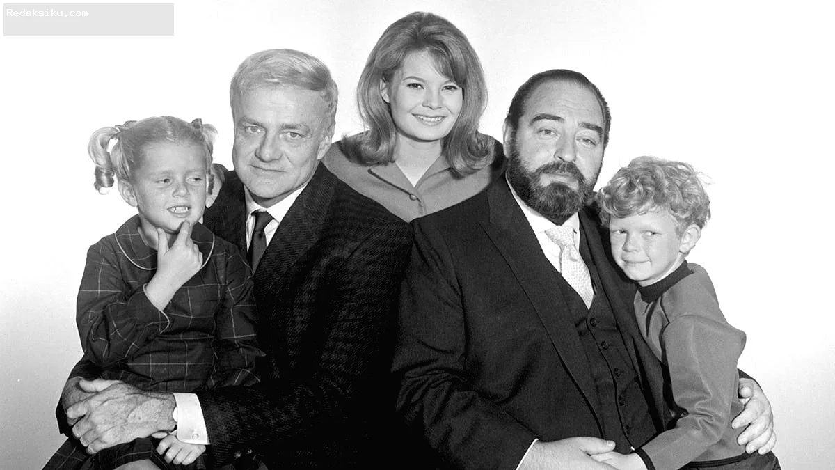 Cast of 'Family Affair' pose for a studio portrait: Anissa Jones, Brian Keith, Kathy Garver, Sebastian Cabot and Johnny Whitaker.