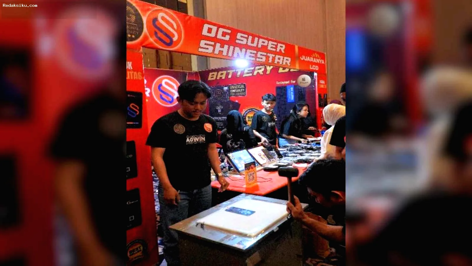 Demonstrasi LCD Shinestar diuji menggunakan palu di workshop Makassar Demonstrasi LCD Shinestar diuji menggunakan palu di workshop Makassar