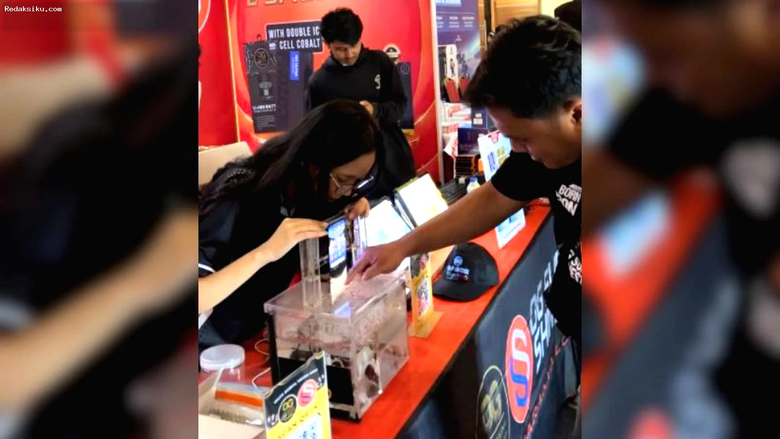 Demonstrasi OG OLED dicelupkan ke air saat workshop Makassar Demonstrasi OG OLED dicelupkan ke air saat workshop Makassar