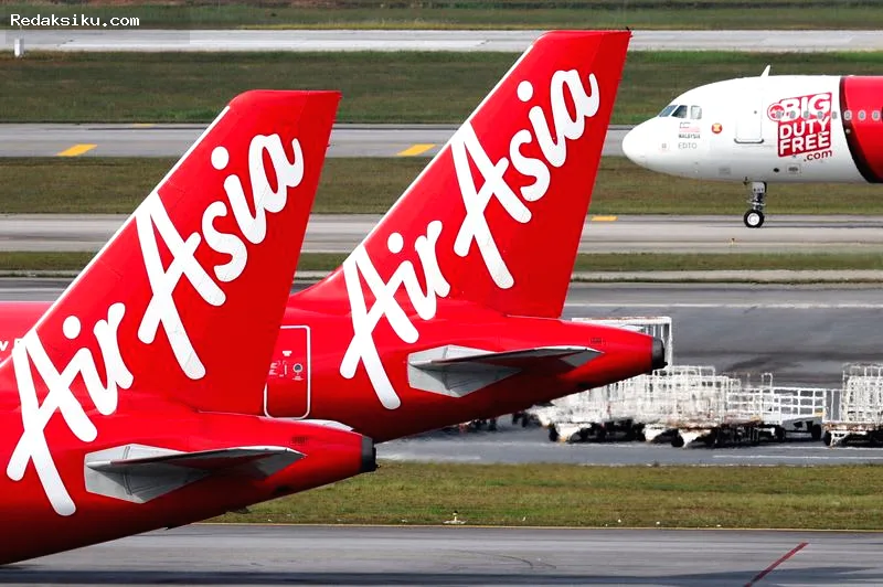 AirAsia Bantah Krisis Keuangan, Analis Masih Mempertanyakan Pesawat AirAsia di apron Terminal 2 Bandara Internasional Kuala Lumpur